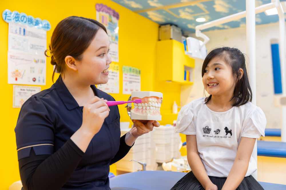 歯磨きをする子ども