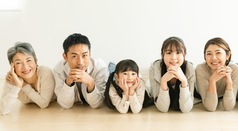 寝そべる家族
