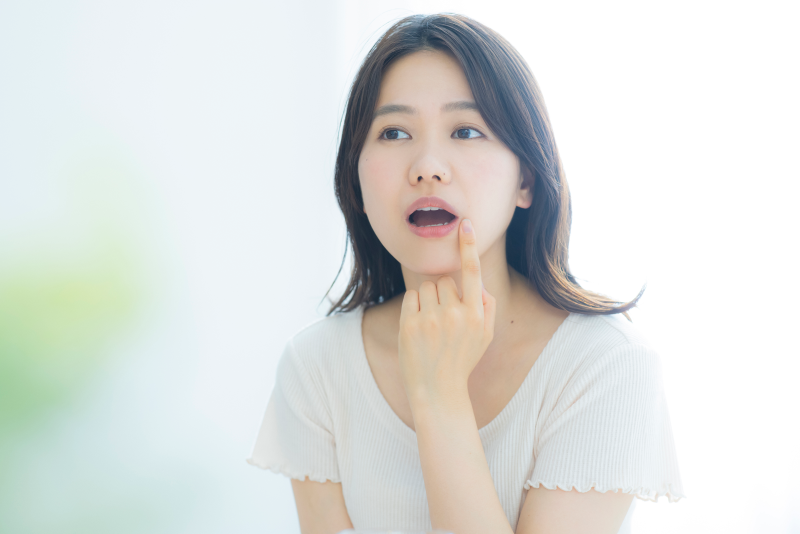 歯を見る女性