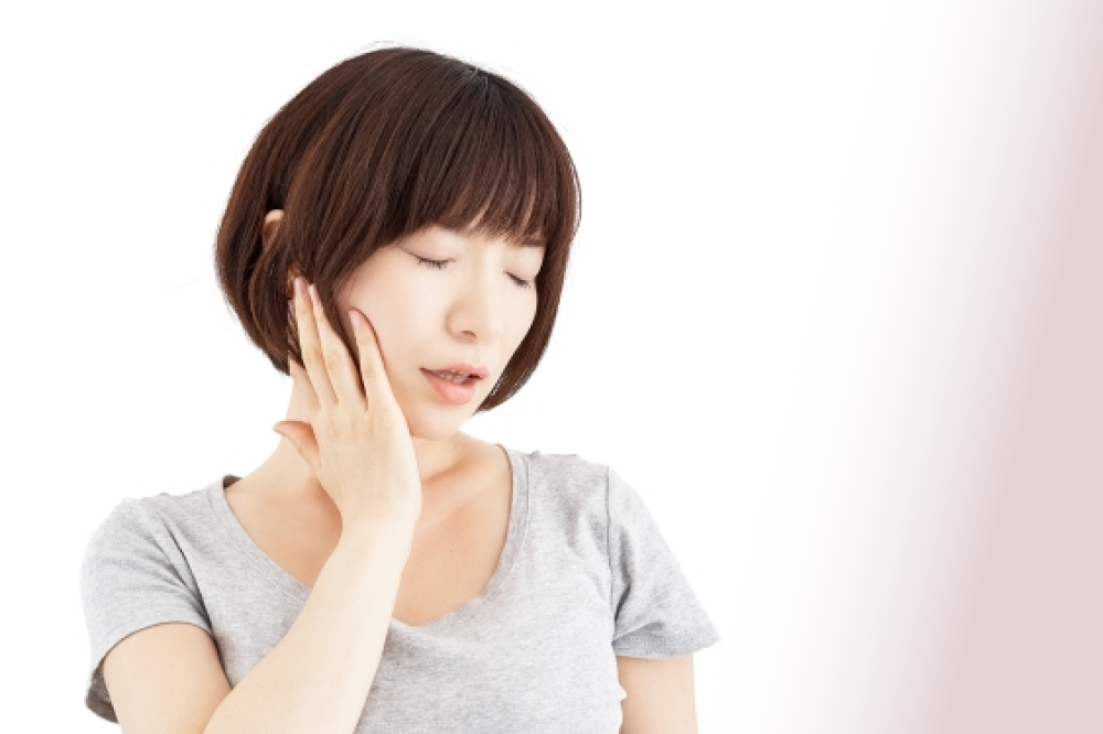 歯が痛む女性