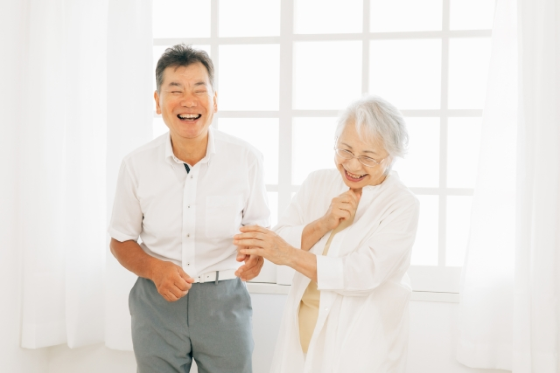 笑いあう老夫婦