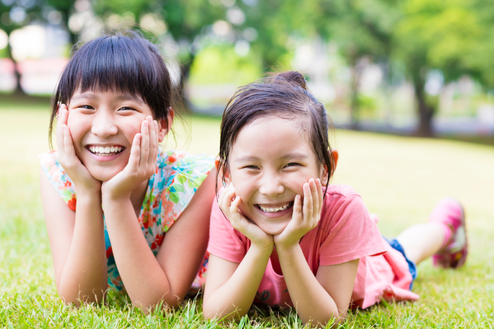寝転んで笑顔の子どもたち