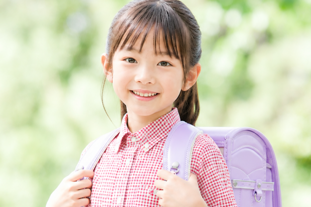ランドセルを背負う少女