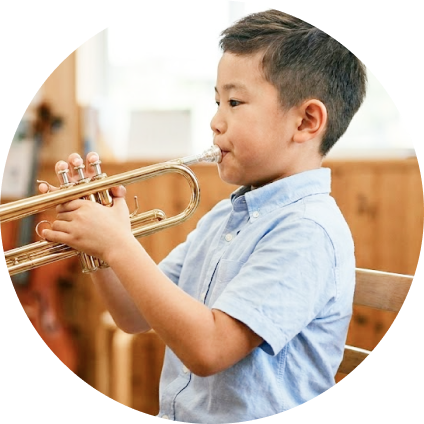楽器を吹く少年