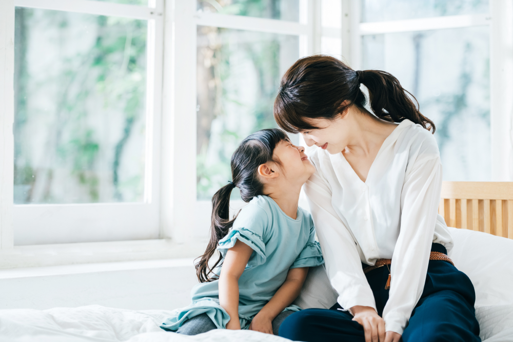 口を開ける子ども