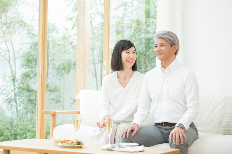 笑いあう老夫婦